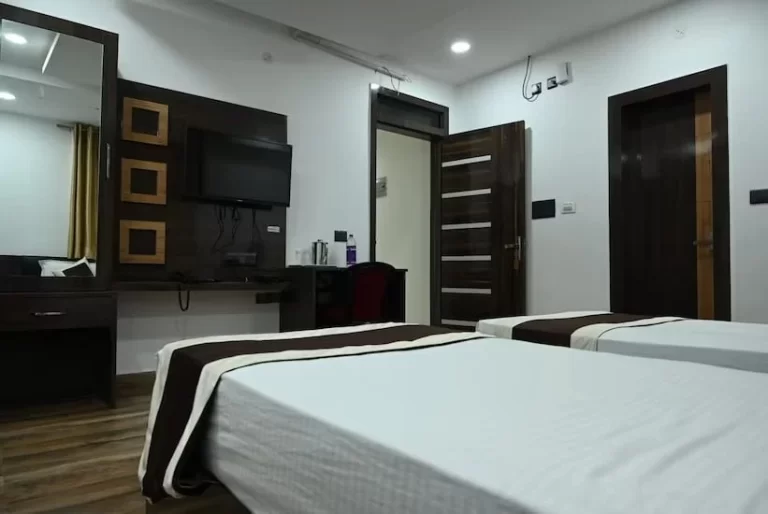 Two Single Bed in a Single Room Facility at Hotel Jharokha