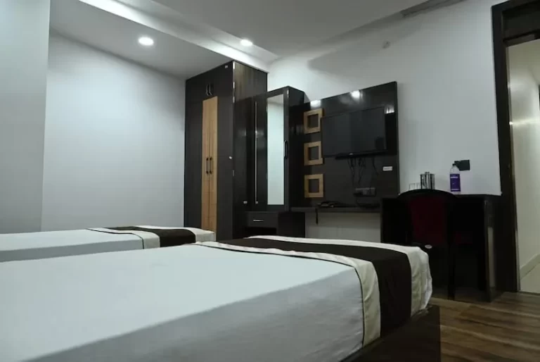 Two Single Bed in a Single Room Facility at Hotel Jharokha
