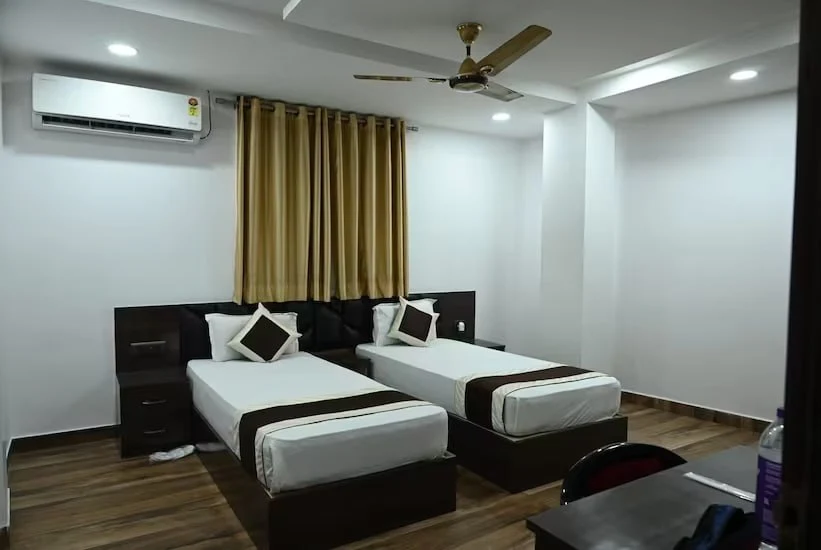 Two Single Bed in a Single Room Facility at Hotel Jharokha